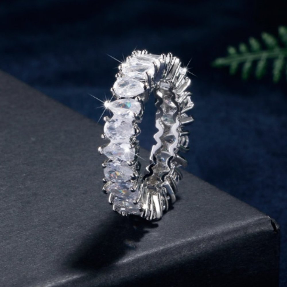 Luxurious Fashion Ring, Size 8, NWT